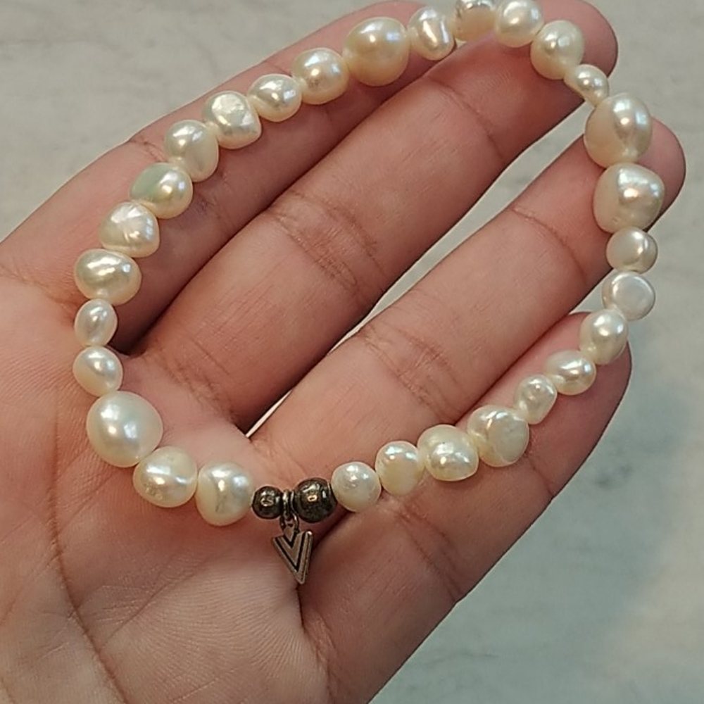 Pearl bracelet with silver tone charm